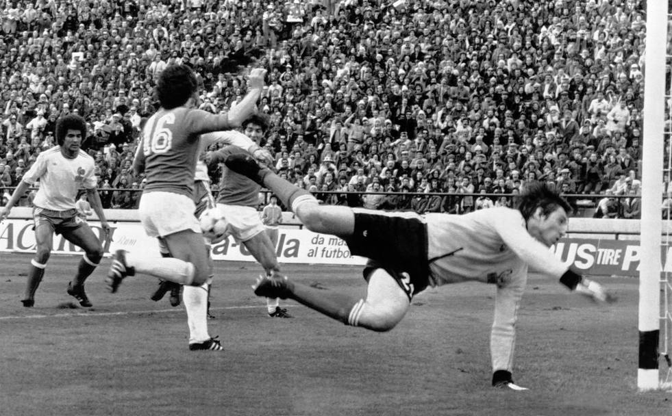 Mar de Plata, 2 giugno 1978. L&#39;Italia inizia l&#39;avventura in terra argentina affrontando la Francia. Gli azzurri si impongono 2-1. Il gol di Paolo Rossi (Ap)